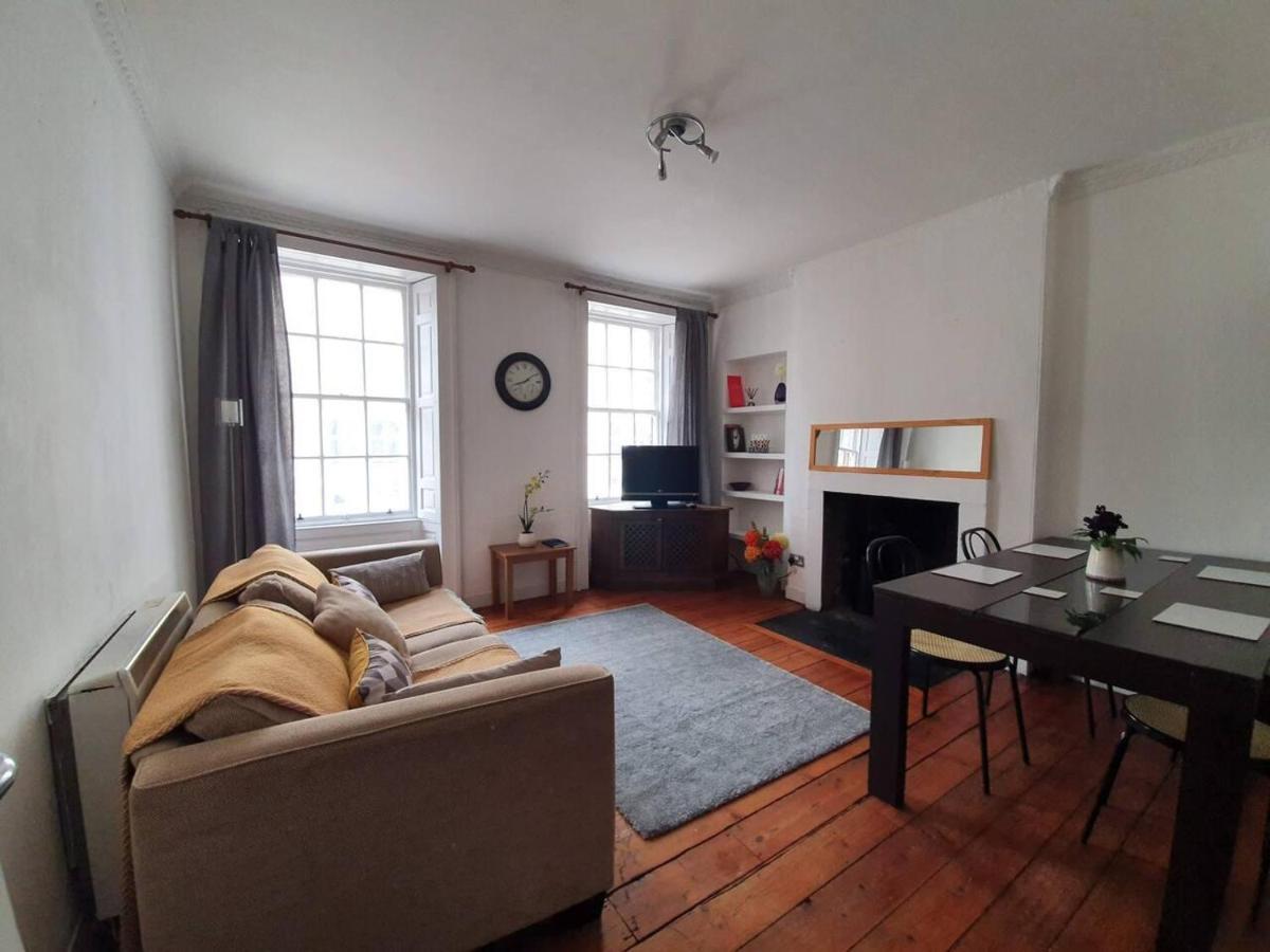 Lovely 2 Bedroom Flat In The Heart Of The City エディンバラ エクステリア 写真